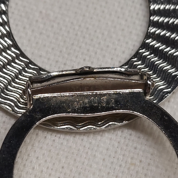 Lieba U.S.A. silver-tone Round scarf clip Stunning Vintage 1.5" - Picture 3 of 8